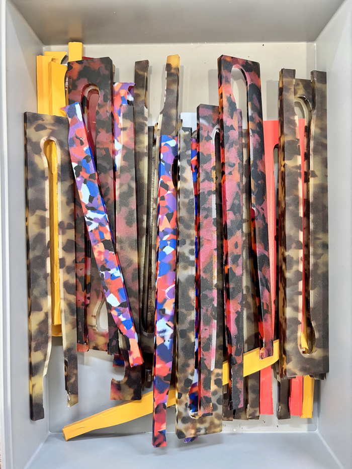 Chutes de fabrication des lunettes DADO. Chutes de fabrication des lunettes DADO.